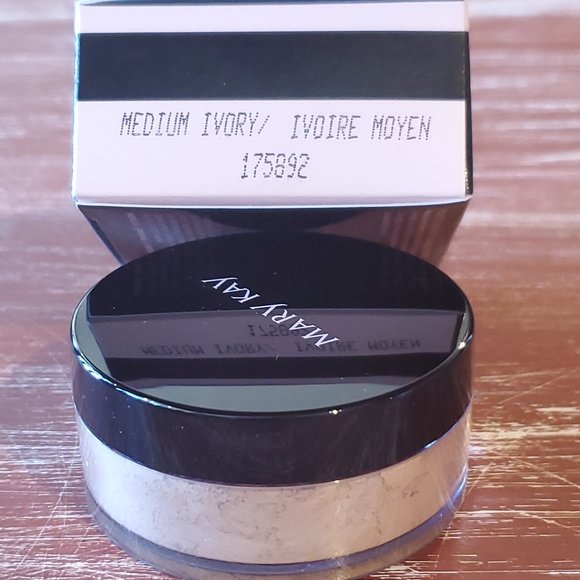 Medium Ivory Mary Kay Silky Setting Powder - NIB - Picture 1 of 4